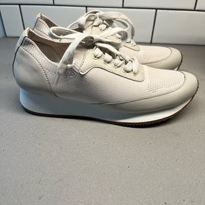NWOT ⭐️ BANANA REPUBLIC Sneakers - in white/taupe - size 7.5